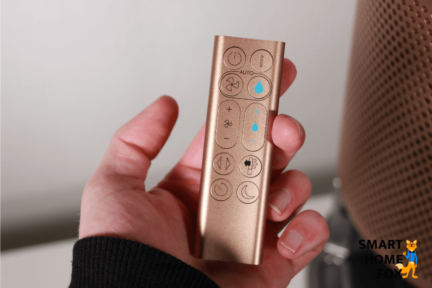 Маленький пульт дистанционного управления от Dyson Purifier Humidify+Cool Formaldehyde PH04 в руке